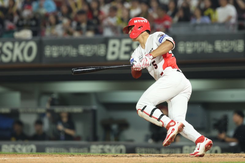 [서울=뉴시스] 프로야구 KIA 타이거즈의 김도영이 27일 광주-기아 챔피언스필드에서 벌어진 2025 신한 쏠뱅크 KBO리그 키움 히어로즈와의 경기 5회말 안타를 치고 있다. (사진-KIA 타이거즈 제공) 2025.05.27. *재판매 및 DB 금지