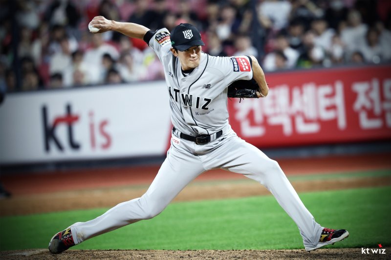 [서울=뉴시스] 프로야구 KT 위즈 고영표가 21일 수원KT위즈파크에서 열린 2025 신한 쏠뱅크 KBO리그 KIA 타이거즈와의 경기에 선발 등판해 공을 던지고 있다. (사진=KT 위즈 제공) 2025.05.21.