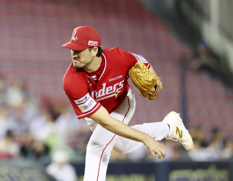 [서울=뉴시스] 김명년 기자 = 지난 21일 서울 송파구 잠실야구장에서 열린 2025 KBO리그 SSG 랜더스와 두산 베어스의 경기, 6회말 SSG 선발 앤더슨이 역투하고 있다. 2025.05.21. kmn@newsis.com