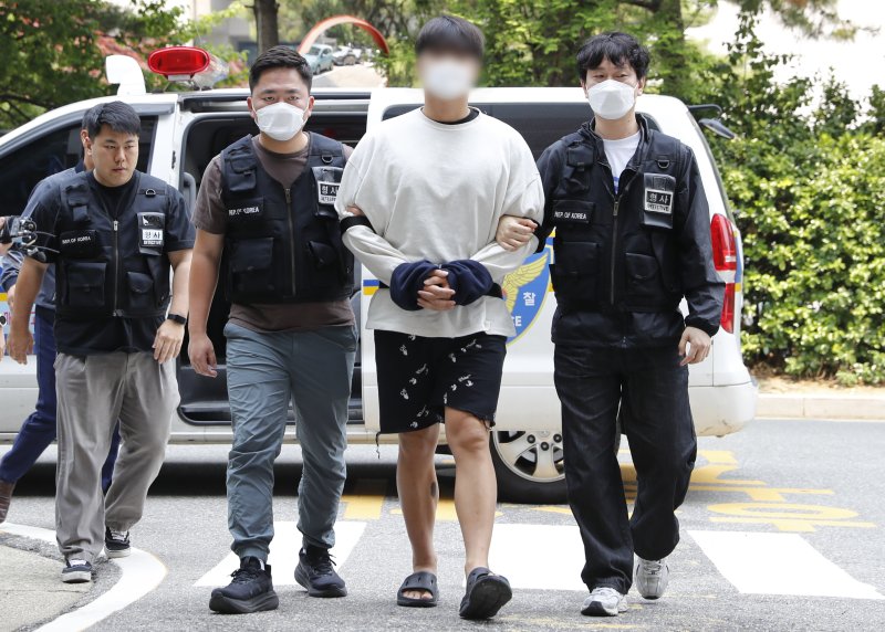 [인천=뉴시스] 김동영 기자 = 27일 오후 인천 미추홀구 인천지법에서 마약류 관리에 관한 법률 위반(향정) 혐의로 구속영장이 청구된 A(30대)씨가 구속 전 피의자 심문(영장실질심사)에 출석하기 위해 이동하고 있다. 2025.05.27. dy0121@newsis.com