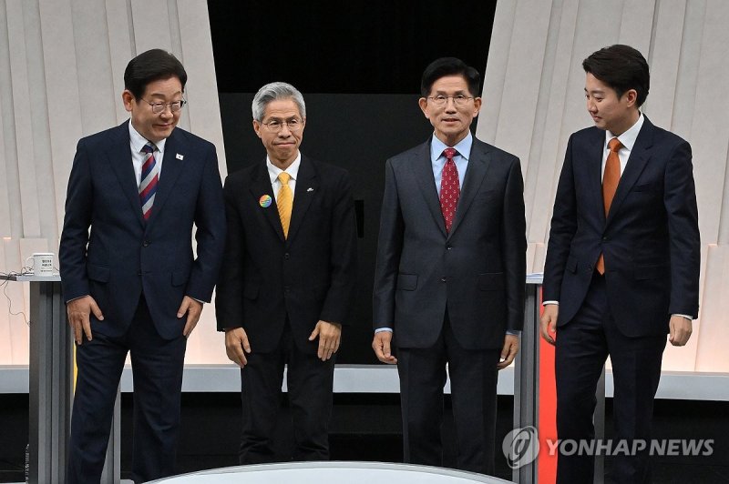 토론 위해 자리로 향하는 후보들 (출처=연합뉴스)