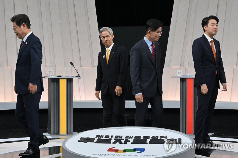 토론 위해 자리로 향하는 후보들 (출처=연합뉴스)