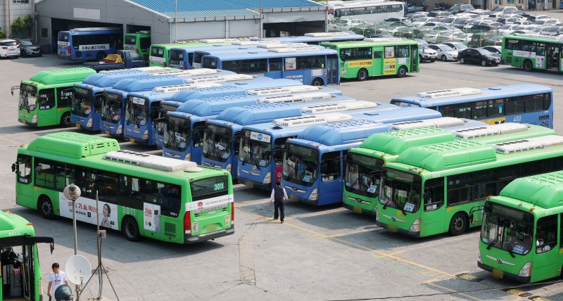 27일 서울 송파구 장지공영차고지에 운행을 앞둔 시내메이저 바카라사이트 홈런가 정차돼있다. 2025.5.27/뉴스1 ⓒ News1 박세연 기자