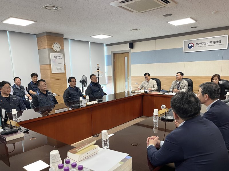 [안전 바카라사이트=뉴시스] 이아름 기자 = 한국노동조합총연맹 전국자동차노동조합연맹과 안전 바카라사이트시버스운송사업조합이 27일 오후 4시 금정구 안전 바카라사이트노동위원회에서 최종 교섭을 진행하고 있다. 2025.05.27. aha@newsis.com