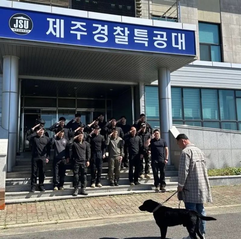 [서울=뉴시스] 스피드 바카라 사이트 레드의 은퇴식 날 경례하는 제주 경찰특공대.(사진=유튜브 채널 대한민국 경찰청 갈무리) *재판매 및 DB 금지