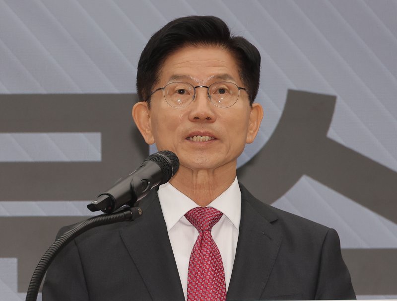 [서울=뉴시스] 고승민 기자 = 메이저 바카라 국민의힘 대선 후보가 27일 서울 여의도 국민의힘 중앙당사에서 국토 발전 관련 공약발표 기자회견을 하고 있다. (공동취재) 2025.05.27. photo@newis.com