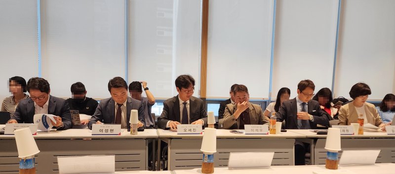 [서울=뉴시스] 주동일 기자 = 27일 서울 강남구 업비트라운지에서 열린 스테이블인터넷 바카라 활성화 및 디지털자산 이용자 보호 정책 간담회. 왼쪽부터 조영중 스트리미(고팍스) 대표, 이성현 인터넷 바카라원 대표, 오세진 코빗 대표, 이석우 두나무 대표, 이재원 빗썸 대표, 김재진 닥사 상임부회장. 2025.05.27. *재판매 및 DB 금지