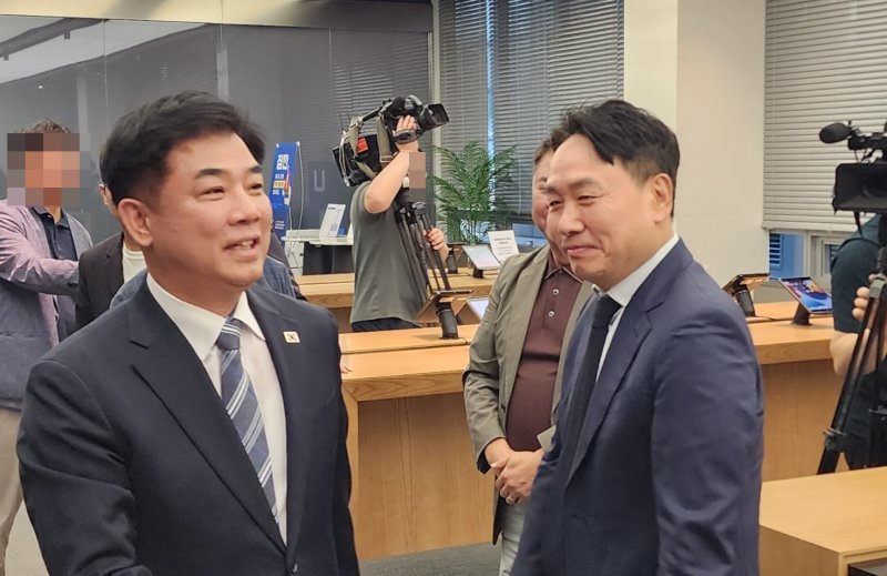 [서울=뉴시스] 주동일 기자 = 27일 서울 강남구 업비트라운지에서 열린 스테이블인터넷 바카라 활성화 및 디지털자산 이용자 보호 정책 간담회에 민병덕 더불어민주당 대선후보 직속 경제위원회 위원장이 참석했다. 2025.05.27. *재판매 및 DB 금지