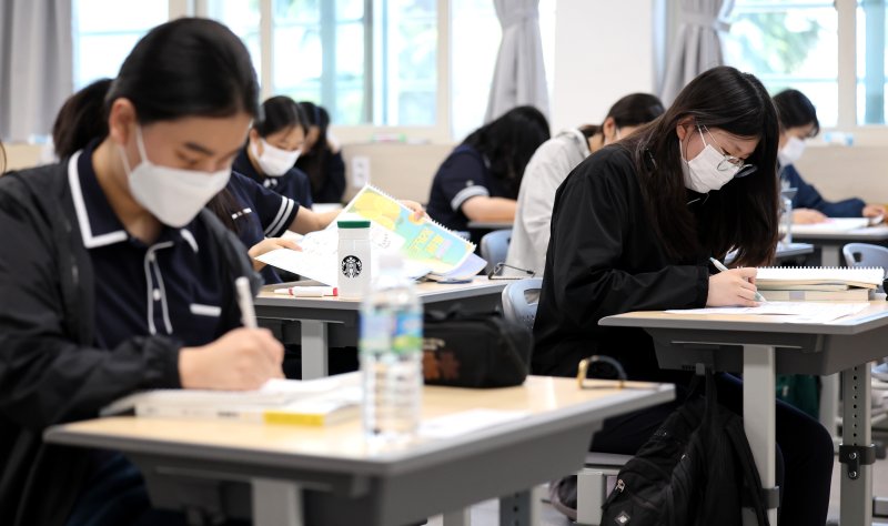 [대구=뉴시스] 이무열 기자 = 고3 수험생들이 시험 시작 전 공부를 하고 있다. 2024.06.04. lmy@newsis.com