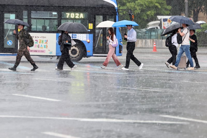 우산을 쓴 시민들이 퇴근길 발걸음을 재촉하고 있다.(사진은 기사 내용과 무관함) / 바카라사이트 안내1 ⓒ News1