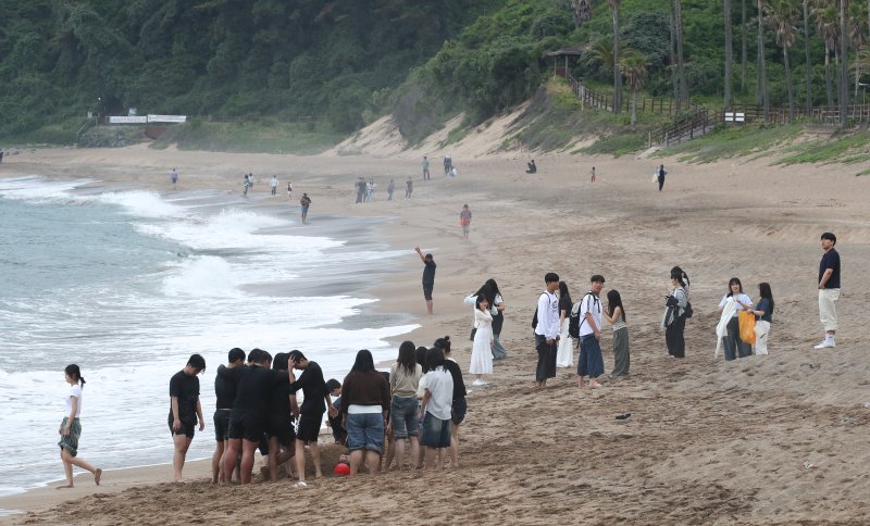 [바카라사이트 소울카지노=바카라사이트 소울카지노] 우장호 기자 = 흐린 날씨를 보인 15일 오전 바카라사이트 소울카지노 서귀포시 중문색달해수욕장을 찾은 관광객들이 백사장 위에서 이른 여름 정취를 즐기고 있다. 2025.05.15. woo1223@newsis.com