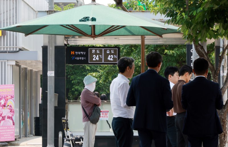 낮 바카라 기온이 28도까지 오르며 초여름 날씨를 보인 27일 서울 영등포구 여의나루역 인근에서 시민들이 그늘막에서 신호를 기다리고 있다. 2025.5.27/바카라1 ⓒ News1 김진환 기자