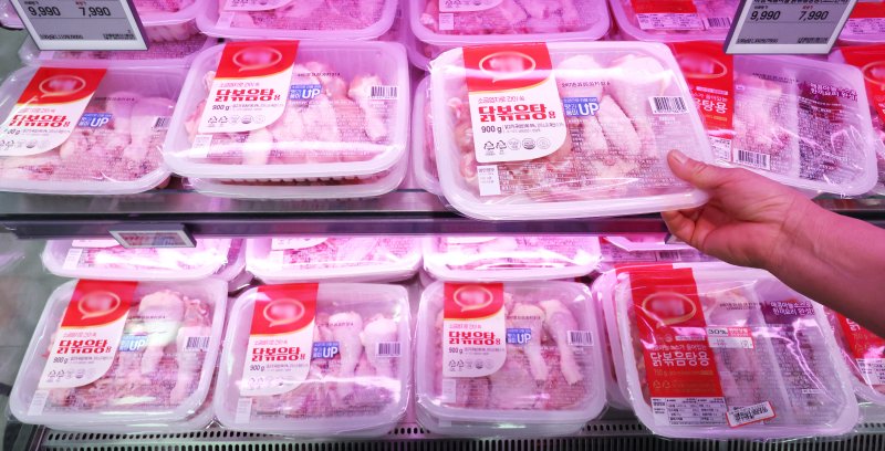 [서울=뉴시스] 조수정 기자 = 28일 식품의약품안전처 라이트닝 바카라 사이트식품정보마루에 따르면 올해 5월 1일부터 27일까지 라이트닝 바카라 사이트산 닭고기(냉동·닭고기정육·지육 기준)가 47톤 라이트닝 바카라 사이트됐다. 지난 25일 서울 시내 한 마트에서 소비자들이 닭고기를 고르고 있다. 2025.05.25. chocrystal@newsis.com