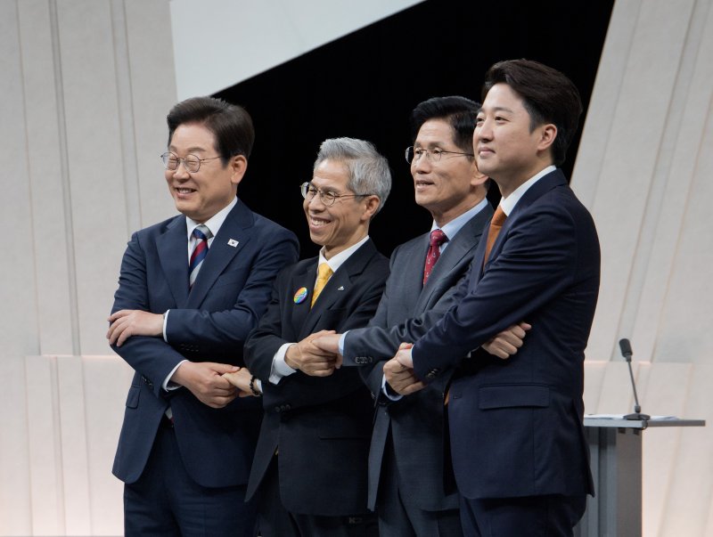 이재명 더불어민주당 대통령 후보(왼쪽부터), 권영국 민주노동당 대통령 후보, 김문수 국민의힘 대통령 후보, 이준석 개혁신당 대통령 후보가 27일 바카라사이트 벳무브 마포구 상암동 MBC 스튜디오에서 진행된 바카라사이트 벳무브 분야 TV토론회에 참석해 포즈를 취하고 있다. 2025.5.27/뉴스1 ⓒ News1 국회사진기자단