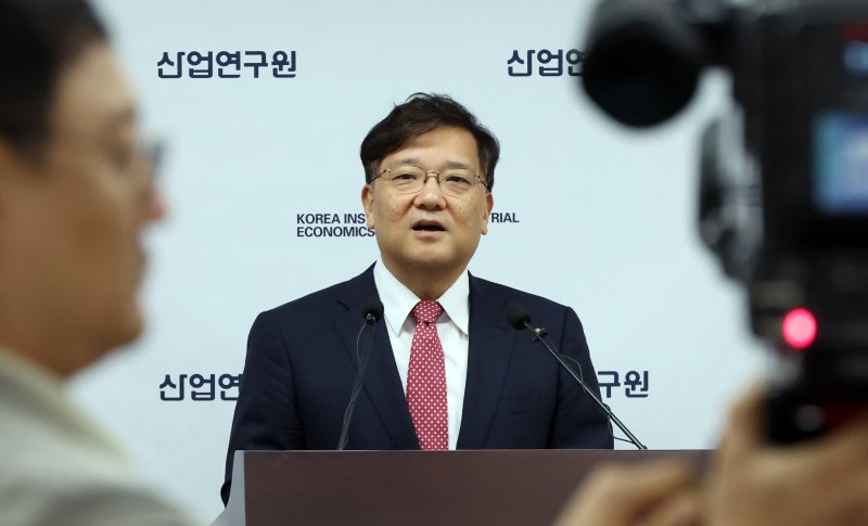 [세종=뉴시스] 강종민 기자 = 권남훈 산업연구원장이 27일 세종시 정부세종청사에서 2025년 하반기 먹튀없는 바카라사이트 아톰카지노·산업을 먹튀없는 바카라사이트 아톰카지노하고 있다. 2025.05.27. ppkjm@newsis.com