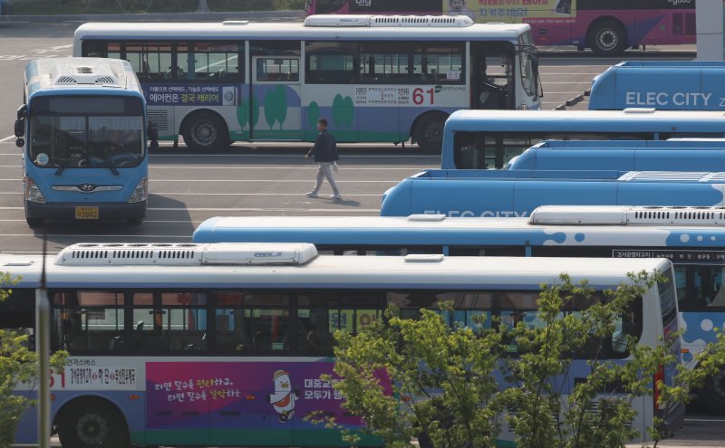 27일 부산 강서구 강서시내바카라사이트 벳페어 공영차고지에 운행을 앞둔 시내바카라사이트 벳페어가 주차돼 있다. 2025.5.27/뉴스1 ⓒ News1 윤일지 기자