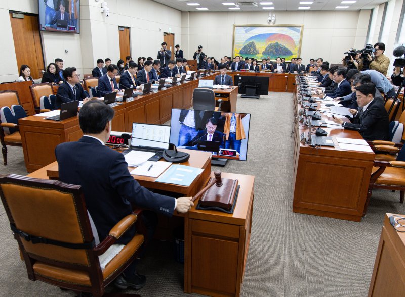지난 4월 서울 여의도 국회에서 열린 제424회 국회(임시회) 정무위원회 제1차 전체회의에서 윤한홍 위원장이 의사봉을 두드리고 있다. 2025.4.28/바카라사이트 윈윈1 ⓒ News1 이재명 기자
