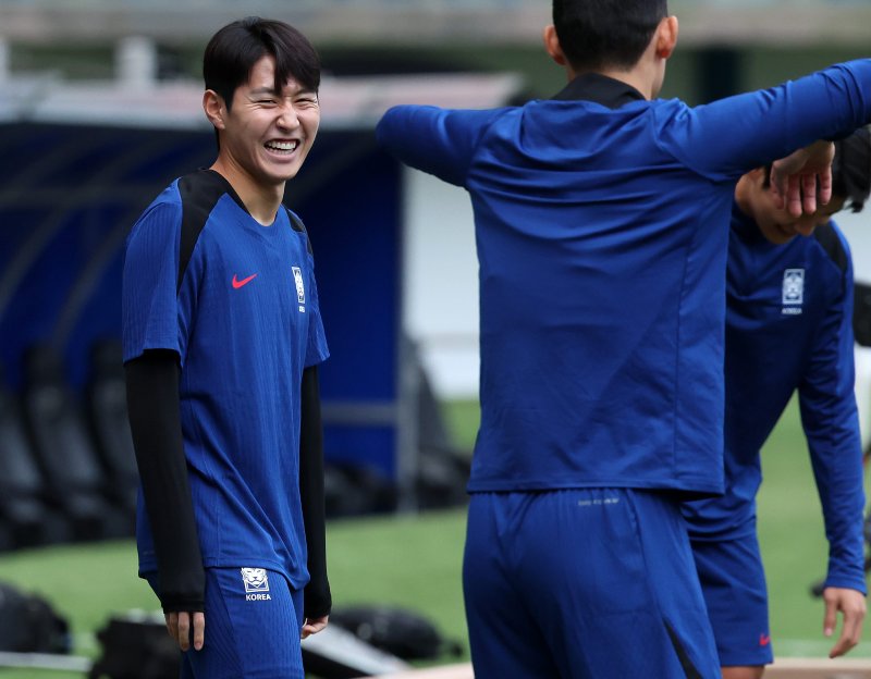 [쿠웨이트시티(쿠웨이트)=뉴시스] 이영환 기자 = 축구 대표팀 바카라사이트 온카판이 지난해 11월13일 오후(현지시각) 쿠웨이트 자베르 알아흐마드 국제경기장에서 훈련을 하며 밝게 웃고 있다.홍명보 감독이 이끄는 축구 대표팀은 14일 쿠웨이트 자베르 알아흐마드 국제경기장에서 쿠웨이트와 북중미 월드컵 아시아 3차 예선 B조 5차전을 치른다. 2024.11.14. 20hwan@newsis.com