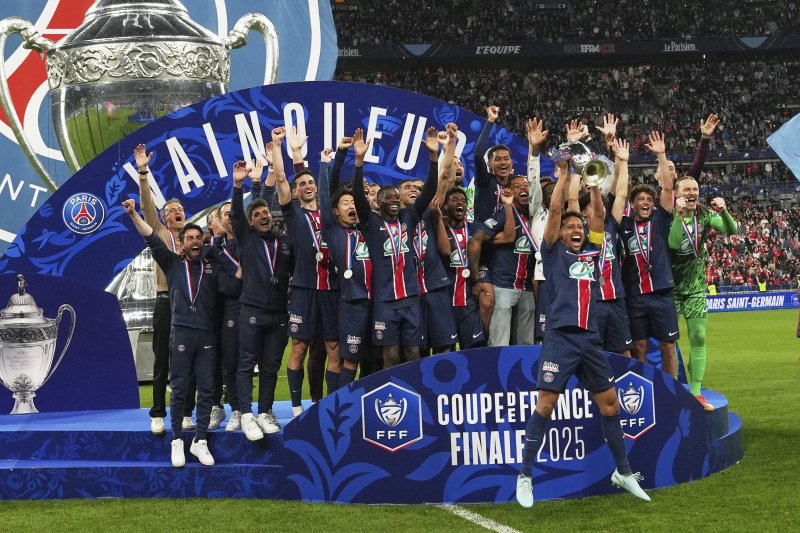 [생드니=AP/뉴시스] 파리 생제르맹(PSG) 선수들이 지난 24일(현지 시간) 프랑스 생드니의 스타드 드 프랑스에서 열린 2025-25 쿠프 드 프랑스(프랑스컵·FA컵) 정상에 올라 트로피를 들고 환호하고 있다. 바카라사이트 온카판이 결장한 PSG는 결승에서 스타드 드 랭스를 3-0으로 꺾고 대회 2연패와 통산 16번째 우승을 기록했다. 2025.05.25.