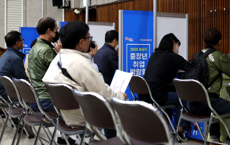 [대구=뉴시스] 이무열 기자 = 지난달 10일 대구 달서구청 대강당에서 열린 2025 달서구 중장년 바카라사이트 신고박람회에서 구직자들이 현장 면접을 보고 있다. 2025.04.10. lmy@newsis.com