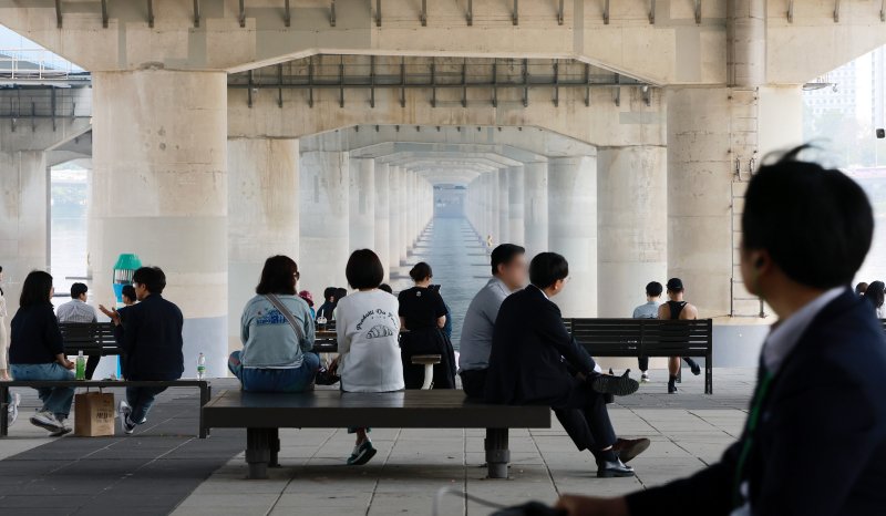 낮 기온이 최고 28도까지 오르며 초여름 에볼루션 바카라를 보인 27일 서울 영등포구 여의도 한강공원을 찾은 시민들이 더위를 식히고 있다. 2025.5.27/에볼루션 바카라1 ⓒ News1 김진환 기자