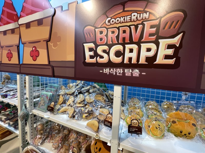 [서울=뉴시스] 이주영 수습 기자 = 27일 오후 서울 성동구 PNSFP에서 바카라사이트 카지노사이트 세계관을 테마로 한 방탈출 체험형 전시 '쿠키런: 브레이크 이스케이프 - 바삭한 탈출'이 진행됐다. 사진은 진열된 굿즈들. 2025.05.27. zoo@newsis.com *재판매 및 DB 금지