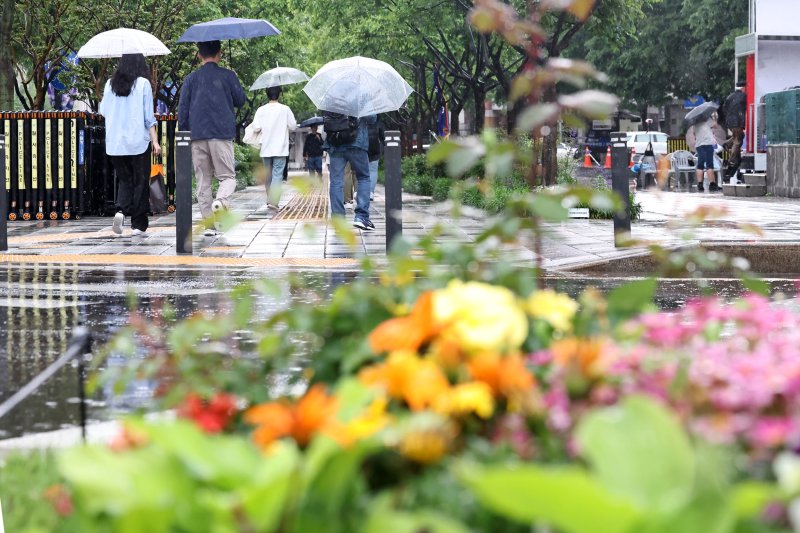 16일 오후 서울 종로구 광화문네거리에서 우산을 쓴 시민들이 퇴근길 발걸음을 재촉하고 있다. 2025.5.16/무료 바카라사이트1 ⓒ News1 민경석 기자