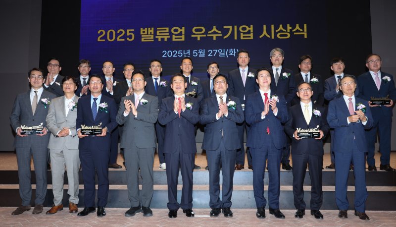김병환 우리카지노 바카라사이트위원장(앞줄 왼쪽 여섯 번째)이 27일 오후 서울 여의도 한국거래소에서 열린 우리카지노 바카라사이트 우수기업 시상식에서 참석자 및 수상자들과 기념 촬영을 하고 있다. 한국거래소는 기업가치 제고계획(우리카지노 바카라사이트) 1년을 맞아 HD현대일렉트릭과 KB우리카지노 바카라사이트지주 등 10개사를 우수기업으로 선정했다. 2025.5.27./뉴스1 2025.5.27/뉴스1 ⓒ News1 신웅수 기자