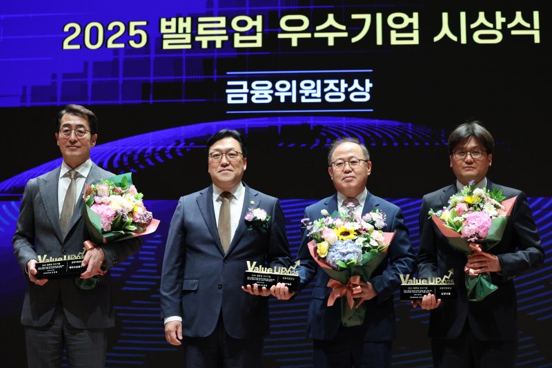 김병환 우리카지노 바카라사이트위원장(왼쪽 두 번째)이 27일 오후 서울 여의도 한국거래소에서 열린 우리카지노 바카라사이트 우수기업 시상식에서 수상자들과 기념 촬영을 하고 있다. 한국거래소는 기업가치 제고계획(우리카지노 바카라사이트) 1년을 맞아 HD현대일렉트릭과 KB우리카지노 바카라사이트지주 등 10개사를 우수기업으로 선정했다. 2025.5.27./뉴스1 2025.5.27/뉴스1 ⓒ News1 신웅수 기자