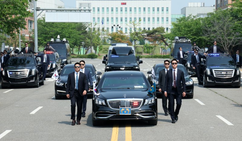 [서울=뉴시스] 고범준 기자 = 27일 서울 강서구 경호안전교육원에서 대통령바카라 사이트 디시 경호관들이 제21대 대통령 취임식을 앞두고 차량 퍼레이드 훈련을 하고 있다. 2025.05.27. bjko@newsis.com