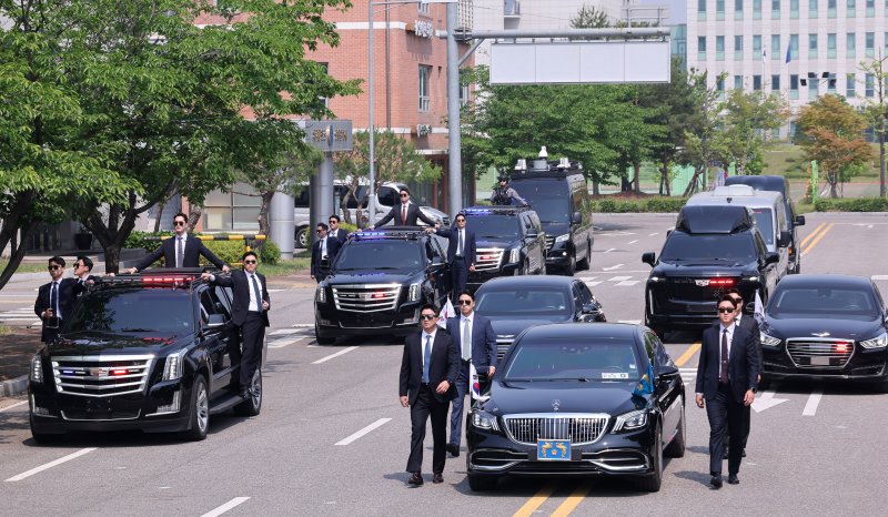 [서울=뉴시스] 고범준 기자 = 27일 서울 강서구 경호안전교육원에서 대통령바카라 사이트 디시 경호관들이 제21대 대통령 취임식을 앞두고 차량 퍼레이드 훈련을 하고 있다. 2025.05.27. bjko@newsis.com