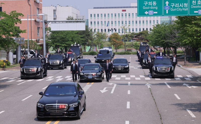 [서울=뉴시스] 고범준 기자 = 27일 서울 강서구 경호안전교육원에서 대통령바카라 사이트 디시 경호관들이 제21대 대통령 취임식을 앞두고 차량 퍼레이드 훈련을 하고 있다. 2025.05.27. bjko@newsis.com