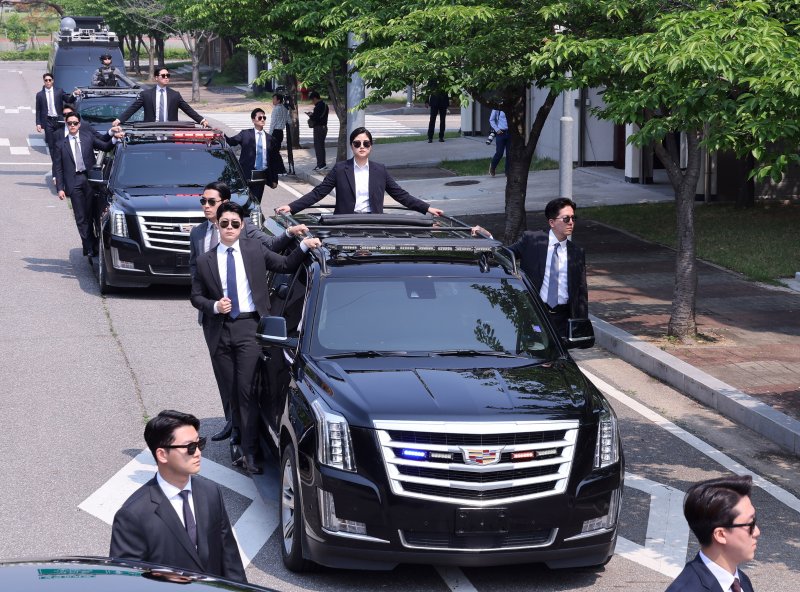 [서울=뉴시스] 고범준 기자 = 27일 서울 강서구 경호안전교육원에서 대통령바카라 사이트 디시 경호관들이 제21대 대통령 취임식을 앞두고 차량 퍼레이드 훈련을 하고 있다. 2025.05.27. bjko@newsis.com