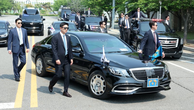 [서울=뉴시스] 고범준 기자 = 27일 서울 강서구 경호안전교육원에서 대통령바카라 사이트 디시 경호관들이 제21대 대통령 취임식을 앞두고 차량 퍼레이드 훈련을 하고 있다. 2025.05.27. bjko@newsis.com