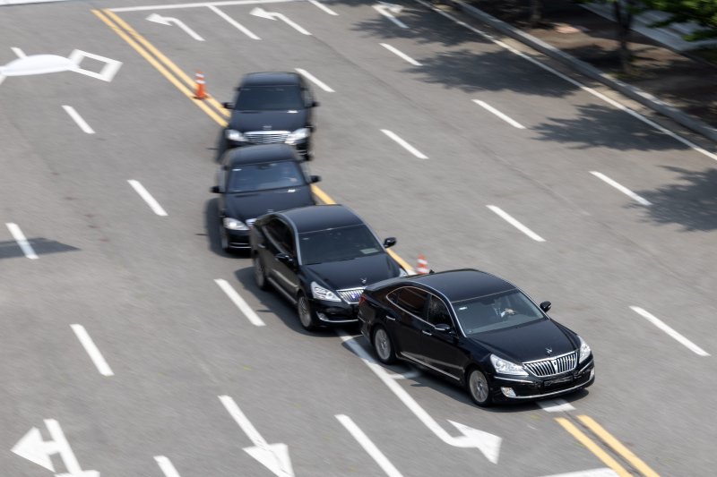 [서울=뉴시스] 고범준 기자 = 대통령바카라 사이트 디시 경호관들이 제21대 대통령 취임식을 여드레 앞둔 27일 서울 강서구 경호안전교육원에서 차량 퍼레이드 장애물 기동훈련을 하고 있다. 2025.05.23. bjko@newsis.com