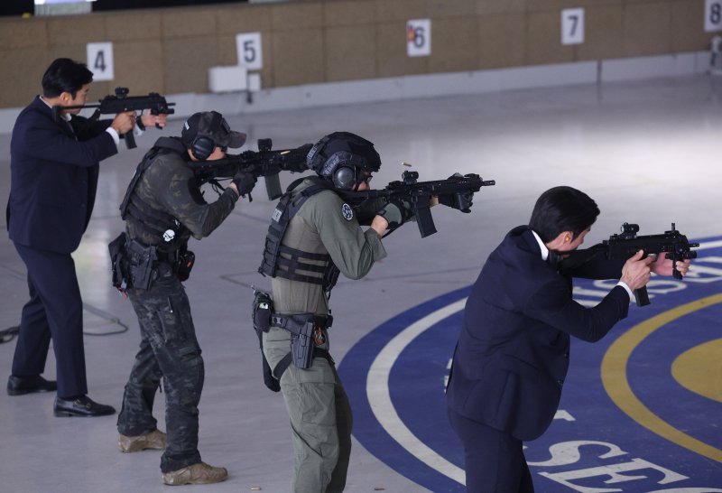 [서울=뉴시스] 고범준 기자 = 27일 서울 강서구 경호안전교육원에서 대통령바카라 사이트 디시 경호관들이 제21대 대통령 취임식을 앞두고 사격훈련을 하고 있다. 2025.05.27. bjko@newsis.com