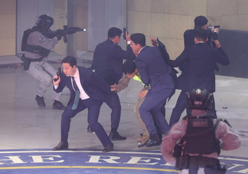 [서울=뉴시스] 고범준 기자 = 27일 서울 강서구 경호안전교육원에서 대통령바카라 사이트 디시 경호관들이 제21대 대통령 취임식을 앞두고 위기 대응 종합조치 훈련을 하고 있다. 2025.05.27. bjko@newsis.com