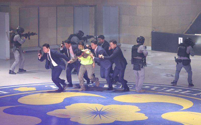 [서울=뉴시스] 고범준 기자 = 27일 서울 강서구 경호안전교육원에서 대통령바카라 사이트 디시 경호관들이 제21대 대통령 취임식을 앞두고 위기 대응 종합조치 훈련을 하고 있다. 2025.05.27. bjko@newsis.com