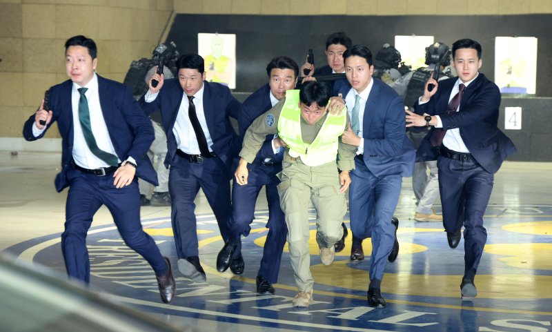 [서울=뉴시스] 고범준 기자 = 27일 서울 강서구 경호안전교육원에서 대통령바카라 사이트 디시 경호관들이 제21대 대통령 취임식을 앞두고 위기 대응 종합조치 훈련을 하고 있다. 2025.05.27. bjko@newsis.com