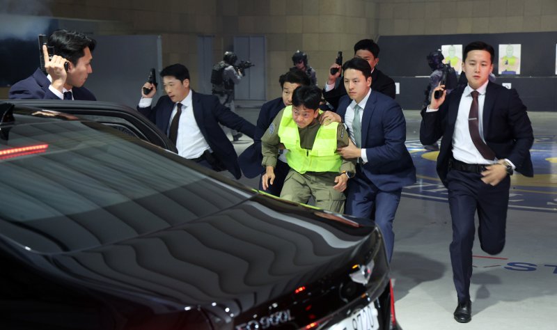 [서울=뉴시스] 고범준 기자 = 27일 서울 강서구 경호안전교육원에서 대통령바카라 사이트 디시 경호관들이 제21대 대통령 취임식을 앞두고 위기 대응 종합조치 훈련을 하고 있다. 2025.05.27. bjko@newsis.com