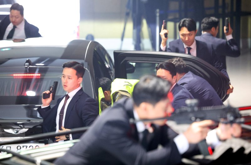 [서울=뉴시스] 고범준 기자 = 27일 서울 강서구 경호안전교육원에서 대통령바카라 사이트 디시 경호관들이 제21대 대통령 취임식을 앞두고 위기 대응 종합조치 훈련을 하고 있다. 2025.05.27. bjko@newsis.com