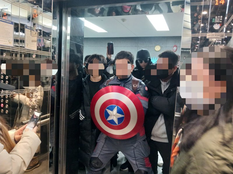[서울=뉴시스] 우지은 기자 = 영화 캐릭터 '캡틴 아메리카' 복장을 하고 중국 대사관과 경찰서 난입을 시도했던 윤석열 전 대통령 지지자의 1심 선고가 이날 나온다. 사진은 지난 2월 10일 A씨가 서울 중구 국가인권위원회 건물 14층 엘리베이터 앞을 막고 선 모습. 2025.02.10. now@newsis.com *재판매 및 DB 금지