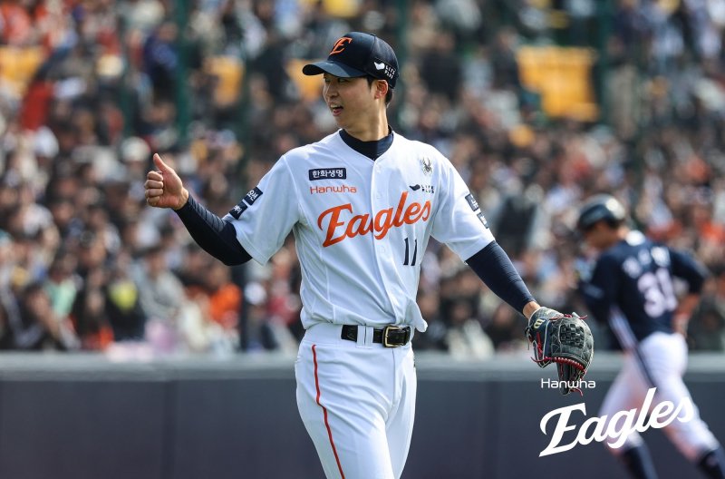 [서울=뉴시스] 엄상백이 지난 3월8일 청주야구장에서 열린 2025 KBO 시범경기 두산 베어스와의 경기에서 수비에 성공한 동료를 향해 엄지를 치켜올리고 있다. (사진=바카라 사이트 먹튀 이글스 제공) 2025.03.08. *재판매 및 DB 금지