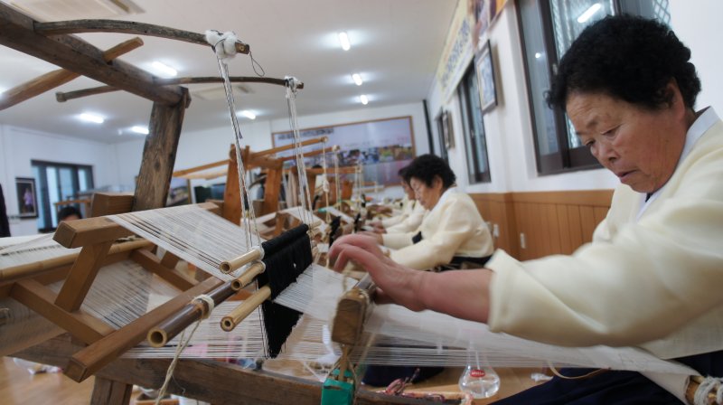[서울=뉴시스] 국가무형유산 메이저 바카라사이트 굿모닝행사 중 명주짜기 (사진=국가유산진흥원 제공) 2025.05.27. photo@newsis.com *재판매 및 DB 금지