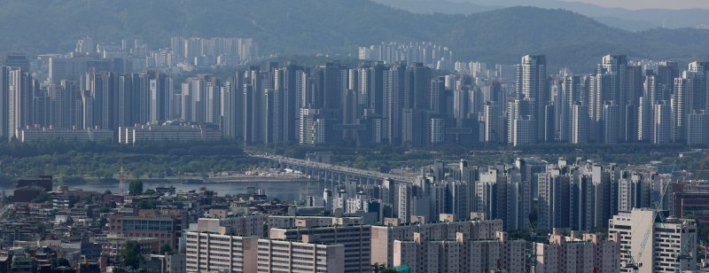 [바카라사이트 홈런=뉴시스] 조수정 기자 = 최근 바카라사이트 홈런 집값 변동성 확대와 관련, 정부가 필요시에 토지거래허가구역을 추가지정하는 등의 시장 안정 조치를 강구하겠다고 밝혔다. 사진은 25일 바카라사이트 홈런 시내 아파트 등 주택. 2025.05.25. chocrystal@newsis.com