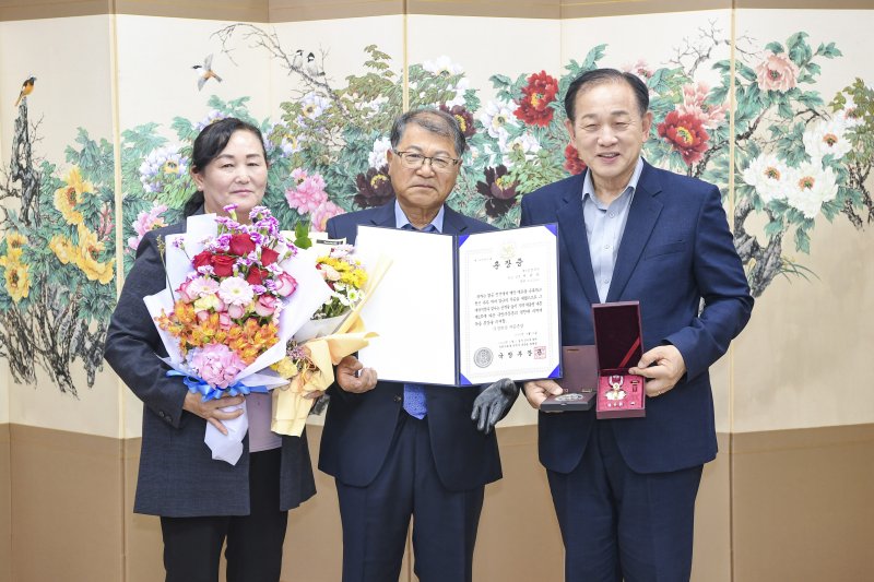 [문경=뉴시스] 신현국 문경시장이 고 이유동 병장 유족에게 무성화랑무공바카라사이트 승리바카라 소울카지노을 전수하고 있다. (사진=문경시 제공) 2025.05.28. photo@newsis.com *재판매 및 DB 금지