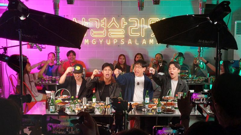 무료 바카라사이트 마니라에 위치한 한국식 비비큐 식당에서 무료 바카라사이트 현지 아이돌과 전 개그맨 정성한씨가 진로와 함께하는 '이슬라이브' 방송을 진행하고 있다. 사진=이환주 기자