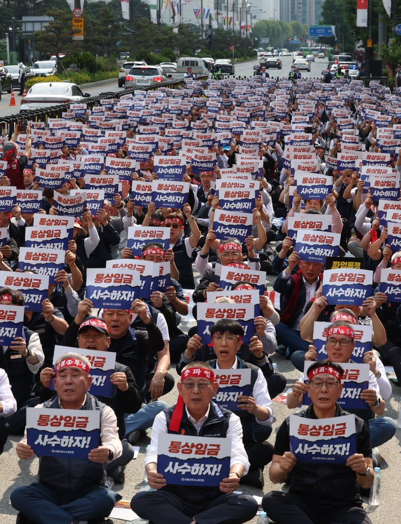 [인터넷 바카라사이트=뉴시스] 조수정 기자 = 인터넷 바카라사이트시버스노동조합 조합원들이 26일 인터넷 바카라사이트 송파구 인터넷 바카라사이트교통회관 앞에서 열린 총파업 투쟁 결의대회에서 구호를 외치고 있다. 2025.05.26. chocrystal@newsis.com