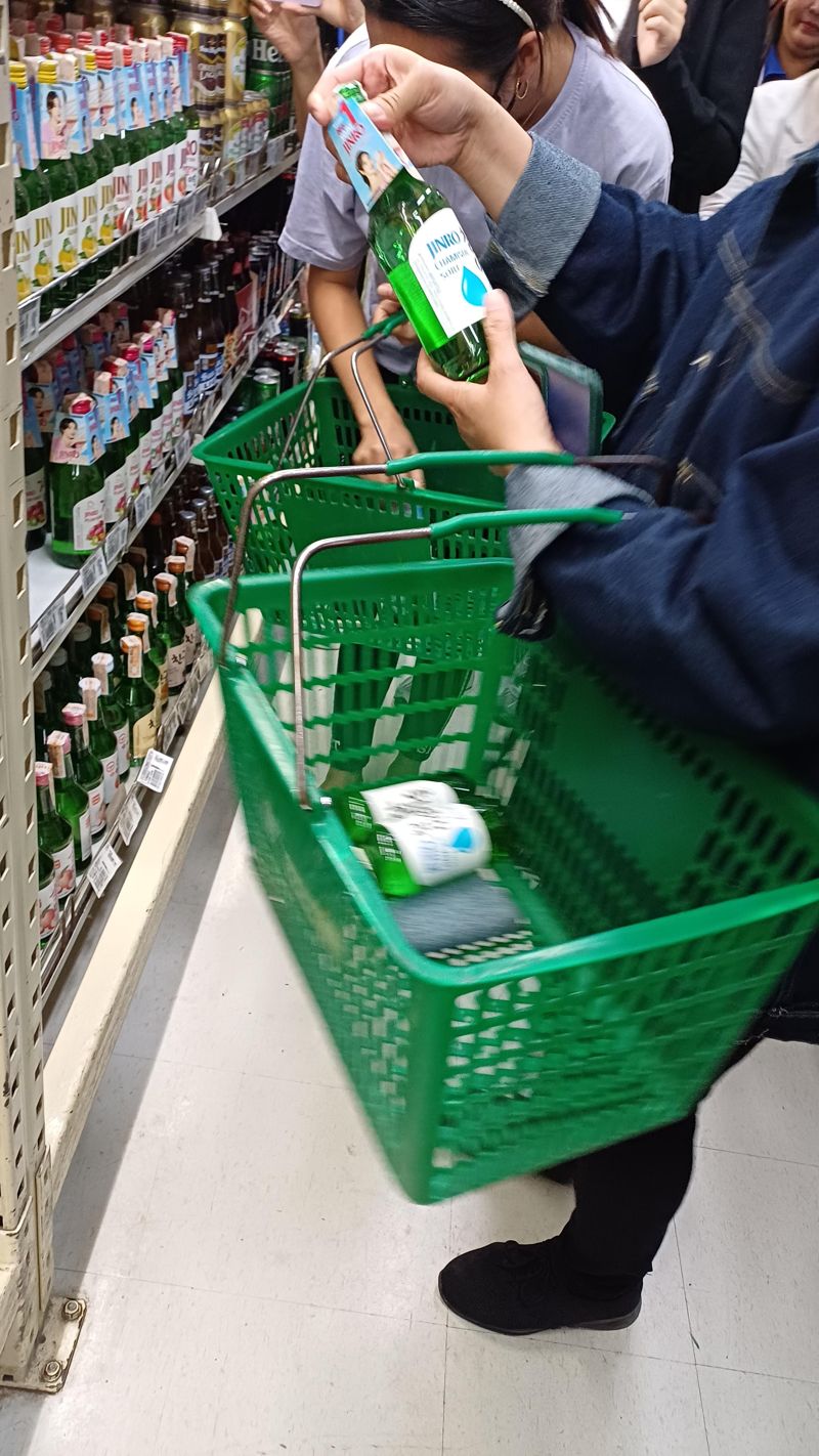 무료 바카라사이트 퓨어골드에서 현지 소비자가 진로 무료 바카라사이트를 살펴보고 있다.