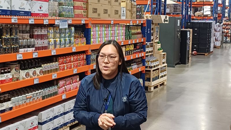 S&R 관계자가 무료 바카라사이트 사람들의 무료 바카라사이트 구매 행태에 대해 설명하고 있다. 사